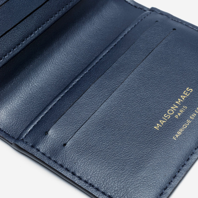 Porte-cartes Maison Maes M1_05 bleu nuit vu en détail ouvert, Haute Maroquinerie vegan à faible impact fabriquée en France [color:bleu nuit,night blue]