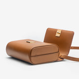 Sac à main Maison Maes M1_06 camel vu de profil ouvert, Haute Maroquinerie vegan à faible impact fabriquée en France
